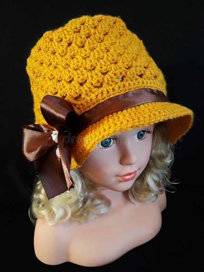 Handmade шляпа зимы дам вязания крючком стоковое изображение
